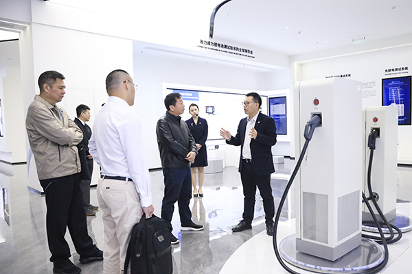 乐鱼体育股份副董事长、总裁刘作斌向福船集团副总经理李振均一行介绍公司充电产品.jpg